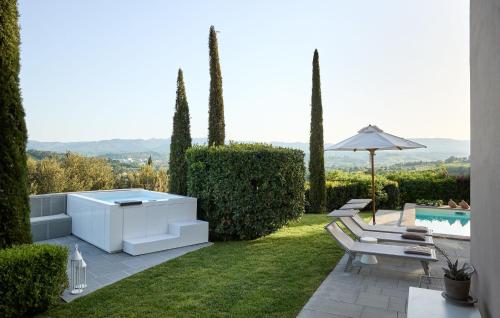 a garden with a pool and a table and chairs at Stunning Home In Terranuova Bracciolini in Terranuova Bracciolini