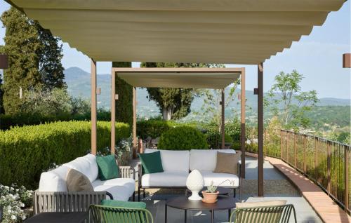 Stunning Home In Terranuova Braccioliniにあるバルコニーまたはテラス