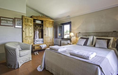 Stunning Home In Terranuova Braccioliniにあるベッド