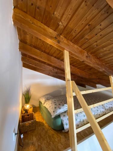 a room with two bunk beds with a wooden ceiling at Casa Vinny in Aljezur