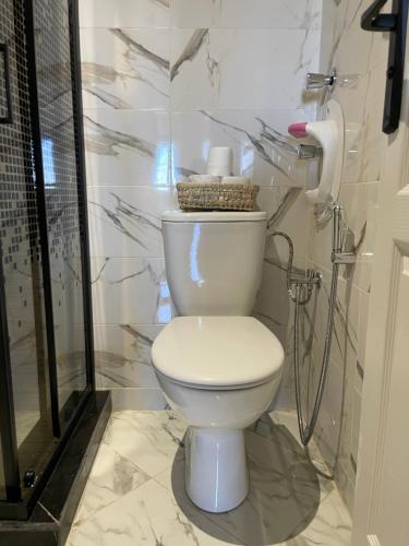 Et badeværelse på Modern & Cozy 2BR 5-min Grande stad 7-min airport , tangier