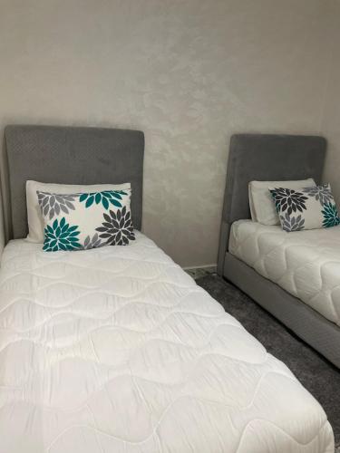 En eller flere senge i et værelse på Modern & Cozy 2BR 5-min Grande stad 7-min airport , tangier