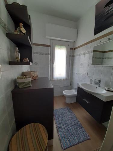 a bathroom with a sink and a toilet at Vista bella in Castiglione della Pescaia