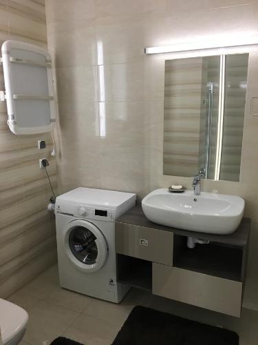 ウケンチンにあるApartament Nad Morzemのバスルーム(洗濯機、シンク付)