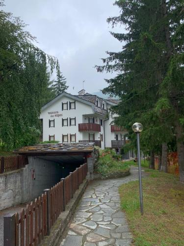 un edificio con un túnel delante de él en Bijoux sulle piste, en Sauze d'Oulx