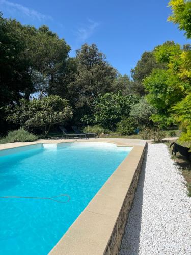 Le mazet en été en garrigue nimoise et parking