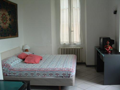 バヴェーノにあるHoliday Residenceのベッドルーム1室(赤い枕のベッド1台付)
