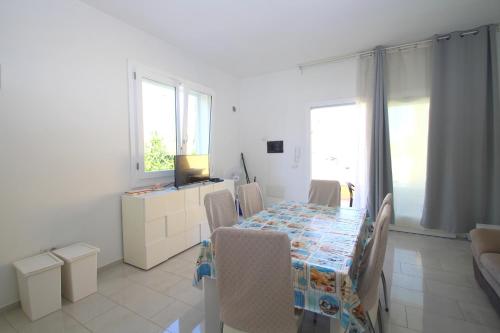 a dining room with a table and chairs and a window at Palau Fonte Vecchia Apartment in Palau