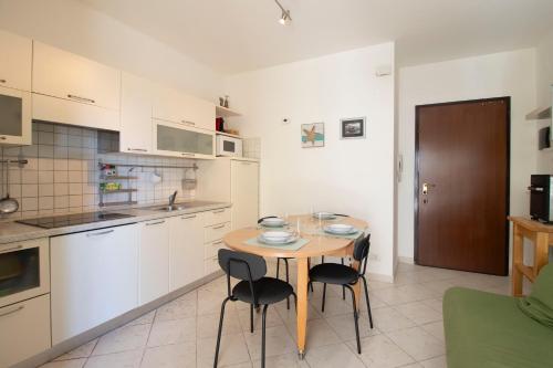 a kitchen with a table and chairs in a room at La casetta di Lalla in Fossacesia