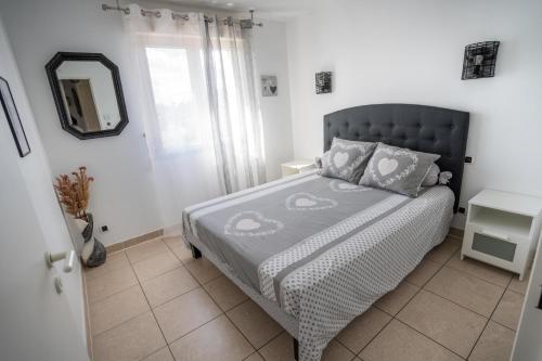 une chambre avec un grand lit et un miroir dans l'établissement La Felicità, à Albi