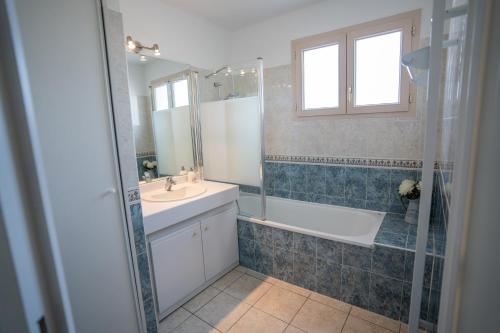 une salle de bain avec une baignoire et un lavabo et une baignoire dans l'établissement La Felicità, à Albi