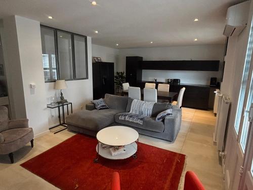 Central Spacious Bright Flat 300m river bank