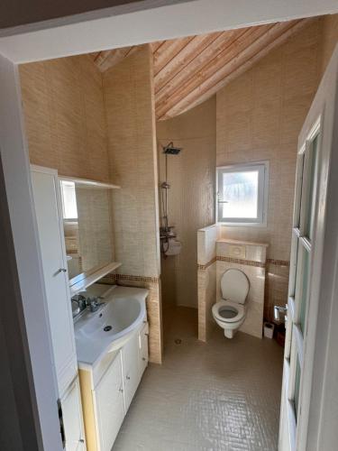 Ένα μπάνιο στο Maison au calme proche de la plage