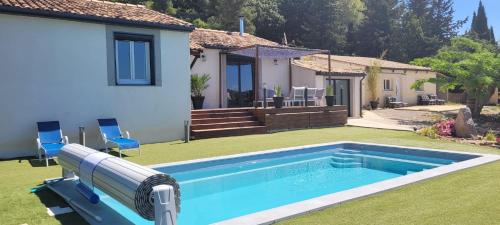 Dans la nature, proche mer, villa de Standing avec piscine, jaccusi
