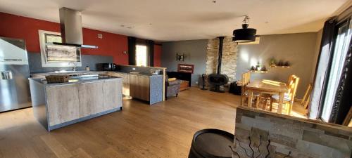 a room with a kitchen and a living room at Dans la nature, villa de Standing avec piscine chauffée, jaccusi extérieur in Clermont-lʼHérault