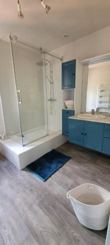 une salle de bain avec une douche, un lavabo et une baignoire dans l'établissement Dans la nature, proche mer, villa de Standing avec piscine, jaccusi, à Clermont-lʼHérault