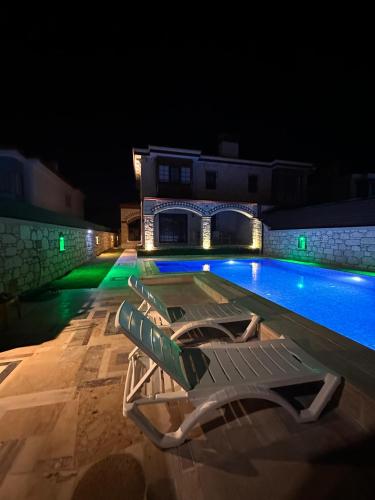 Bazén v ubytování Alaçatı Stone House Fun - Villa with Private Pool nebo v jeho okolí