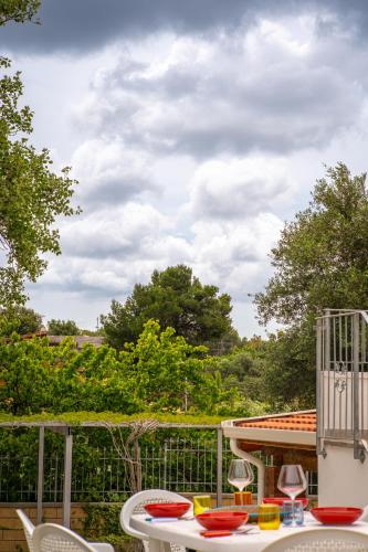 a patio with a table and chairs on a balcony at Case Vacanze Il Marchetto in Ottava Sassari