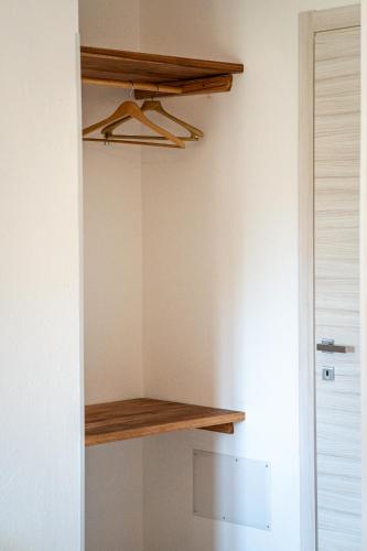 a closet with a wooden shelf on the wall at Case Vacanze Il Marchetto in Ottava Sassari