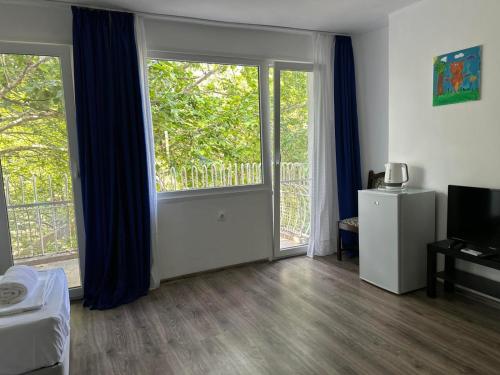 Gallery image of Морска База Даскалов # Daskalov Seaside Holiday Home in St. St. Constantine and Helena