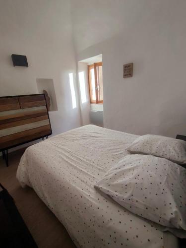 une chambre avec un lit et une fenêtre dans l'établissement Les voûtes de Pascaline, vue mer et montagne, Lama, à Lama