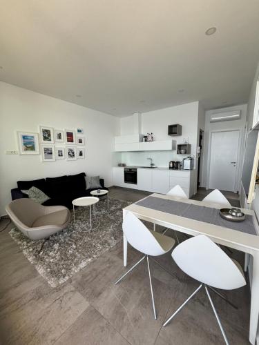 a kitchen and living room with a table and chairs at Apartment Minni in Maslenica