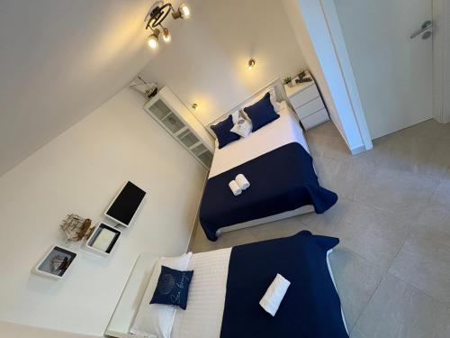 an overhead view of a bedroom with a bed at The View in Vinišće