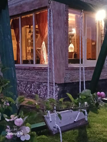 una casa con un'altalena nel cortile di Djedova bajka a Berane