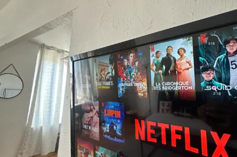 une télévision avec un panneau netflix sur un mur dans l'établissement Le Bara - Appartement proche des Grands Buffets et des Halles, à Narbonne
