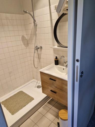 une salle de bain avec une douche, un lavabo et une baignoire dans l'établissement Location saisonnière dans un cadre calme, à Lalevade-dʼArdèche
