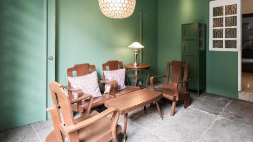 Ruang duduk di MiraNamin M A P I L I G Suite in Unique Historic Home - Shared Kitchen, Rooftop