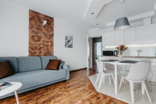 a living room with a couch and a table at Kromera - cisza i wygoda - komfort w rozsądnej cenie - Fair Rentals in Wrocław