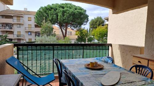 une table et des chaises sur un balcon avec vue dans l'établissement Appartement calme et idéalement situé, à Fréjus