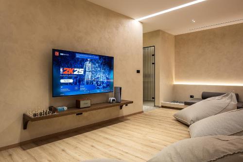 Televisyen dan/atau pusat hiburan di Ormus Villa - Beachfront Sanctuary Blending with Earth, Sun & Sea by etouri
