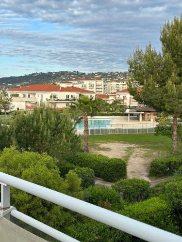 Elle offre une vue sur un parc planté d'arbres et de buissons. dans l'établissement T2 dans résidence standing Juan Flore dernier étage avec terrasse vue mer, à Antibes