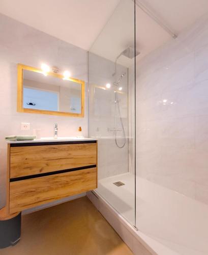 une salle de bain avec un lavabo et une douche dans l'établissement Le Duplex du Corbusier - Briey, 