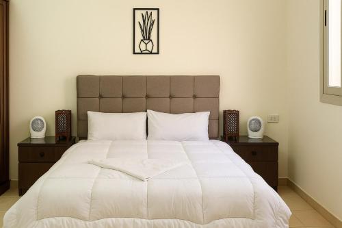 820 · 2BR Townhouse Bath TV Backyard