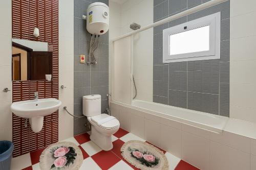 Ένα μπάνιο στο 820 · 2BR Townhouse Bath TV Backyard