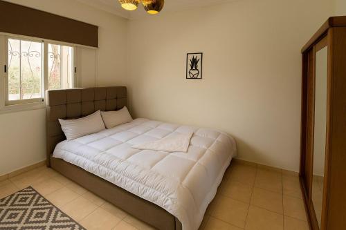 Ένα ή περισσότερα κρεβάτια σε δωμάτιο στο 820 · 2BR Townhouse Bath TV Backyard