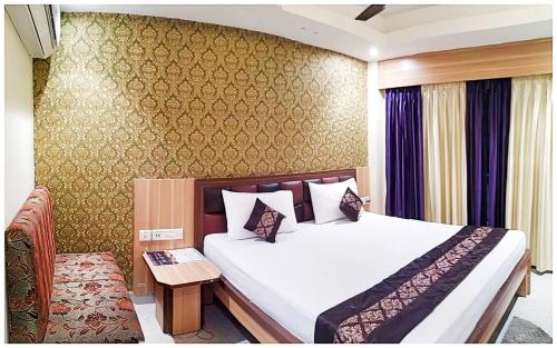 Postel nebo postele na pokoji v ubytování Hotel Sea View ! Residency Puri Near Sea Beach - Room Sea Facing with Attached Balcony- Wifi-Parking-Restaurant Facilities - Best Premium Hotel