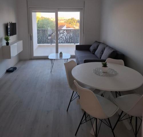 een woonkamer met een tafel en een bank bij Monami - Apartman Simona in Vodice