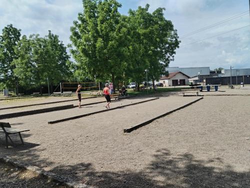 two people are playing soccer in a park at Mobil-Home 6 personnes avec TV et clim N' B025 in Boofzheim