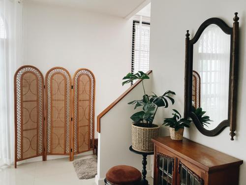 een gang met twee toegangsdeuren en een spiegel bij Casa Palm Spring in Bangkok