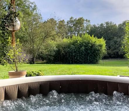 un élément aquatique dans un jardin avec une fontaine dans l'établissement LoveRoom Var, à Hyères