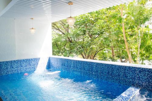 Bazén v ubytování The Royal Clb Hotel and Resorts nebo v jeho okolí