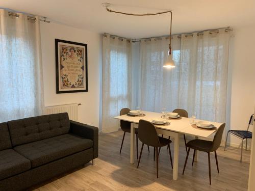 un salon avec une table et un canapé dans l'établissement La demeure des Rois - Parking - Metro - Stade de France, à Saint-Denis