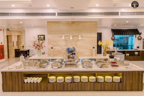 Un buffet en un restaurante con comida en exhibición. en New Era Hotel & Spa Ha Long, en Ha Long