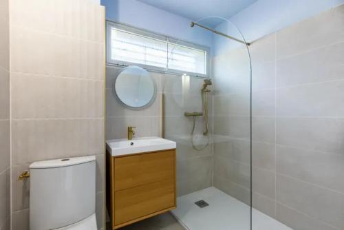 une salle de bain avec une douche, des toilettes et un lavabo dans l'établissement Studio rénové à Bandol avec jardin privé - 5 min de la plage, à Bandol