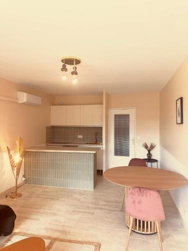 un salon avec une table et une cuisine dans l'établissement Studio rénové à Bandol avec jardin privé - 5 min de la plage, à Bandol