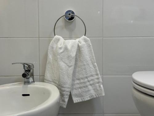 a bathroom with a white towel hanging next to a sink at Nido di mare in San Benedetto del Tronto